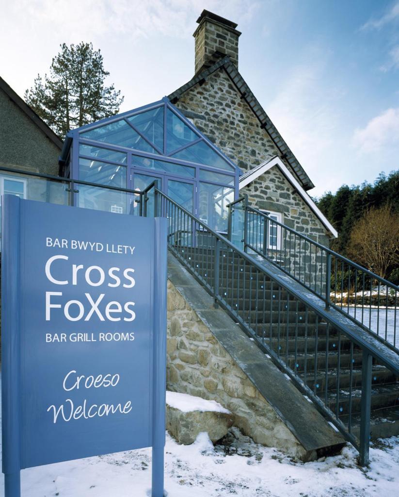 Cross Foxes - Bar Grill Rooms Dolgellau Eksteriør billede